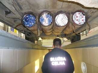 Papierosy ukryte w przerobionych zbiornikach na gaz
