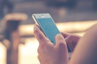 Sprawiedliwość według adwokata. Zobaczył SMS-y w telefonie żony i urządził jej piekło