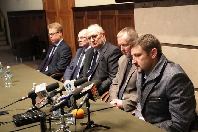 Dotychczasowy lekarz weterynarii Ryszard Kucharczyk (pierwszy z prawej) zrezygnował