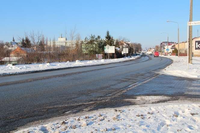 W poniedziałek stan dróg w Białej Podlaskiej poprawił się, ale przez kilka dni zalegała na nich warstwa śniegu i lodu (fot. Ewelina Burda)