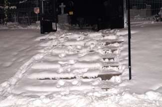 Pan Jakub Kowalczyk zrobił zdjęcie nieodśnieżonych schodów, prowadzących na cmentarz