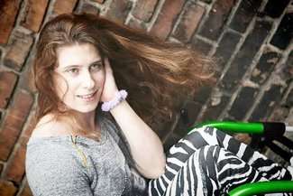 Karolina Kubik przyszła na świat 25 lat temu, w ósmym miesiącu ciąży, jako druga z bliźniaczek. W wyniku komplikacji przy porodzie doszło u niej do niedotlenienia mózgu. Konsekwencją tych wydarzeń jest niepełnosprawność ruchowa