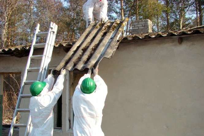 Usuwanie azbestu z dachu<br />
