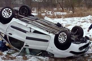 Wpadł w poślizg i potrącił kobietę, która stała na poboczu. 82-latka zginęła