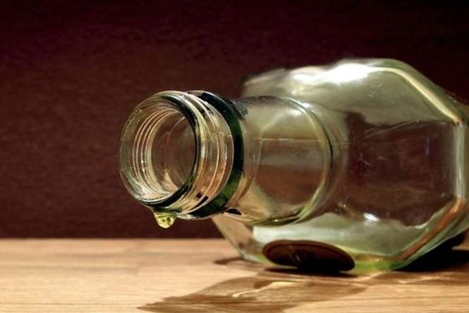 Badania alkomatem wykazały, że po blisko 10-godzinach od wypicia wódki mężczyzna miał jeszcze w organizmie 4,7 promila alkoholu