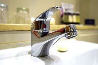 W wielu domach na wsiach nie ma łazienki. Dzielą pieniądze na wodociągi i kanalizację