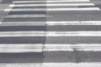 Potrącił kobietę na przejściu i odjechał. "Uznał, że nic jej się nie stało"