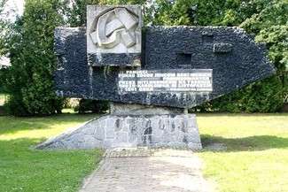 Za pozostaniem pomnika opowiedziało się 10 radnych. Jeden był przeciw, a 11 wstrzymało się od głosu