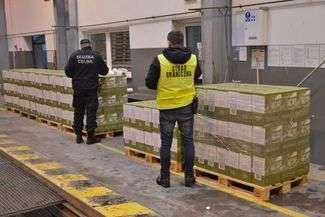 Inni przemycają wódkę i spirytus. A on 2898 butelek wina