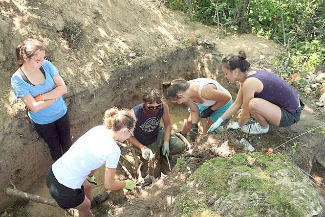 Archeolodzy dokumentują szczątki kostne i elementy wyposażenia wojskowego na zboczu góry Skarzawa w gminie Mstów w 2015 r.<br />
