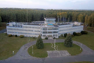 Remontowany w ubiegłym roku dach portu lotniczego przecieka/ fot. UM Biała Podlaska