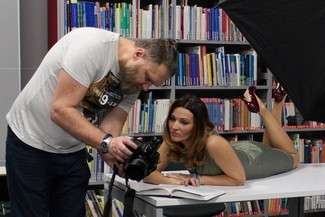 Na stole w bibliotece. Nietypowa sesja fotograficzna