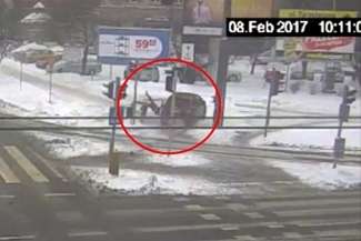 Lublin: Kierowca zasłabł i wjechał w matkę z dzieckiem na chodniku (wideo)