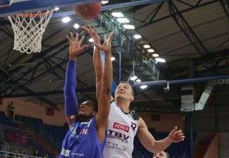 Paweł Kowalski (w białym stroju) w tym sezonie jest w dobrej formie