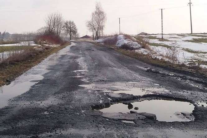 Tak po zimie wygląda droga Grabowiec-Rogów w powiecie zamojskim