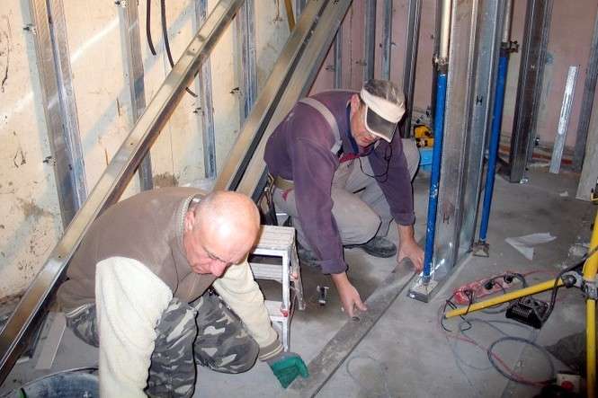 Mieszkańcy chełmskiego „Markotu” sami zajmują się pracami remontowymi i adaptacyjnymi. Właśnie urządzają kolejną łazienkę