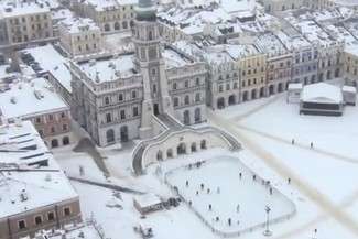 Lot nad zaśnieżonym Zamościem