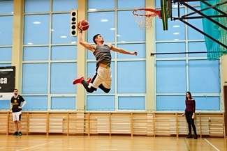 W butach ma 178 cm, a potrafi latać nad koszem. Rozmowa z dunkerem Damianem Harsze