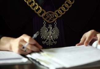 Po staranowaniu blokady Jarosław F. stracił panowanie nad autem. Wypadł z drogi, a samochód ugrzązł na pobliskim polu