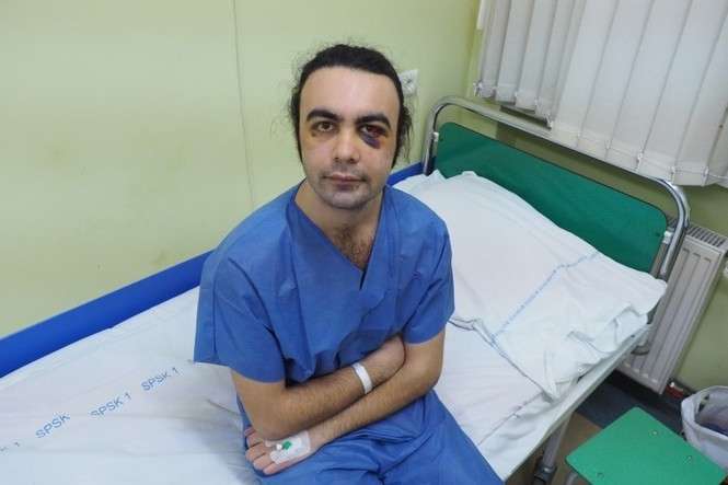 – Jestem obolały po operacji, ale mam bardzo dobrą opiekę – mówi Deniz. – Cieszę się, że mogą mnie odwiedzać przyjaciele i znajomi.
