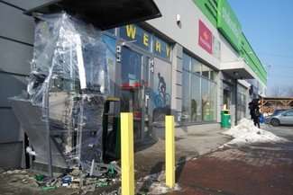 Mężczyźni podłożyli ładunek pod bankomat przy ul. Abramowickiej. Maszyna została całkowicie zniszczona