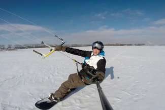Na desce po Zalewie Zemborzyckim w zimie. Snowkite w Lublinie