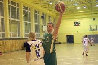 Jacek Olejniczak (z piłką) i jego koledzy zachowali pozycję wicelidera