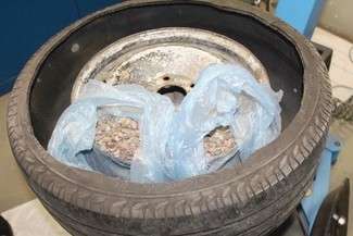 Hrebenne: Chciał przemycić bursztyn i tytoń w kole samochodowym