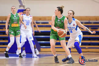 Tess Madgen (z piłką) doznała kontuzji w pierwszym meczu w Krakowie
