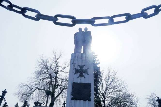 Pomnik autorstwa prof. Sławomira Andrzeja Maleszki został odsłonięty w 1975 roku