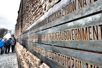 Na metalowej opasce przytwierdzonej do ceglanego muru znajduje się informacja o tym, co ta instalacja upamiętnia. Po polsku, angielsku i hebrajsku