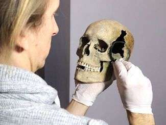 Czaszka wraz z zausznicą w kształcie wierzbowego liścia