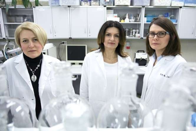 Dr Magdalena Jaszek, dr Anna Matuszewska, dr Magdalena Mizerska-Kowalska – naukowcy z UMCS, którzy prowadzą badania nad nowatorską metodą leczenia raka szyjki macicy