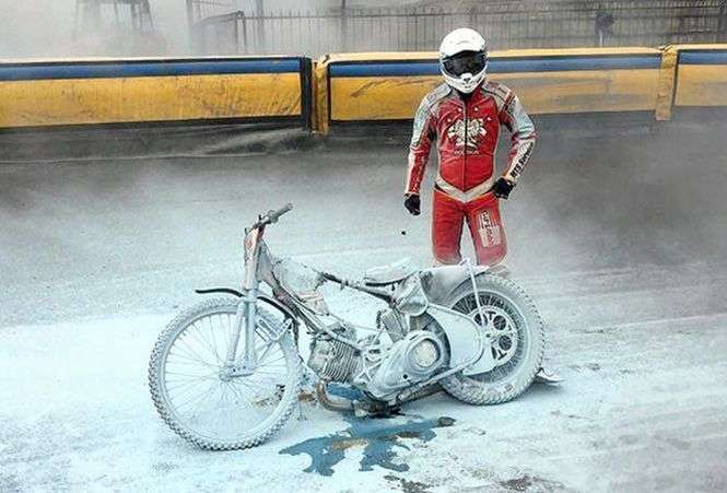 Podczas wtorkowego treningu Stanisław Burza musiał gasić pożar motocykla<br />
