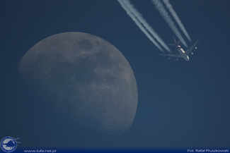 Jak "złapać" samolot 10 km nad ziemią? Niezwykłe zdjęcia spottera