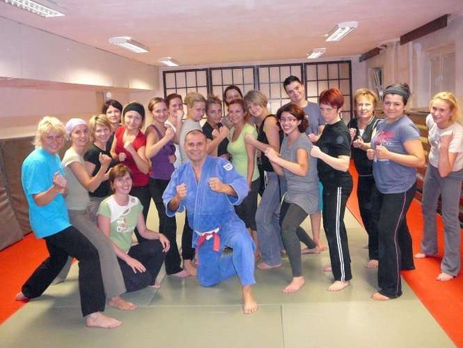 W poprzednich edycjach programu uczestniczył Shiroikaj Judo Club, którego prezesem i trenerem jest Waldemar Białowąs, wicestarosta świdnicki, który prowadził zajęcia z paniami