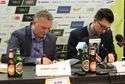 Firma bukmacherska forBET to kolejny sponsor Motoru. Na zdjęciu prezes nowego dobrodzieja klubu Robert Grzeszczyk i szef żółto-biało-niebieskich Leszek Bartnicki