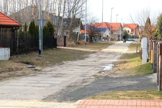 Ulica Zdebika to jedna z ostatnich nieutwardzonych dróg w tej części Puław. W kwietniu pojawiają się tutaj drogowcy
