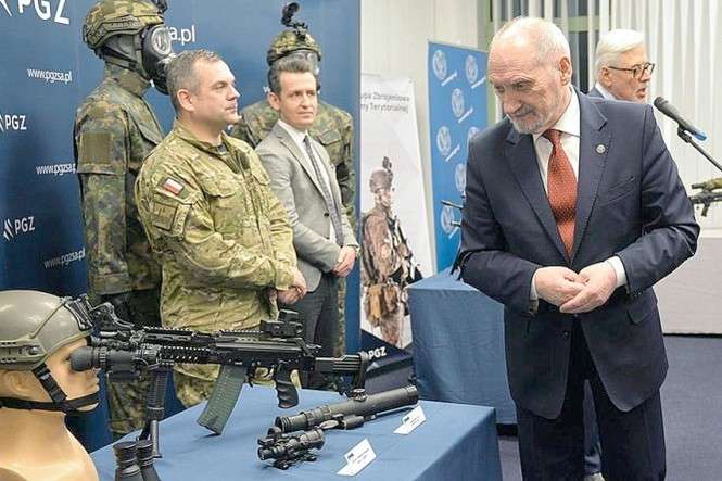 Pokaz sprzętu dla WOT z udziałem ministra obrony Antoniego Macierewicza