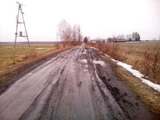 Mieszkańcy dopominają się o utwardzenie drogi/ fot. E.Burda