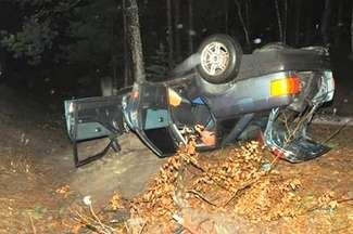 Jechali po pijanemu, uderzyli w drzewo i dachowali