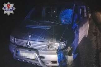 Szedł środkiem jezdni, potrącił go samochód. 40-latek zmarł