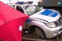 Pociąg uderzył w radiowóz na przejeździe kolejowym. Zginął policjant