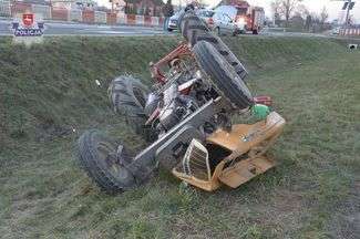 Samochód najechał na ciągnik. Maszyna wpadła do rowu