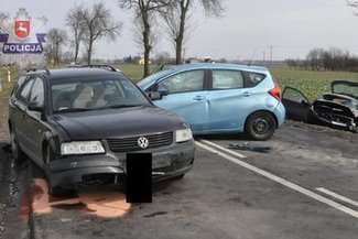 Zderzenie trzech samochodów. Kierowcy i pasażerka w szpitalu