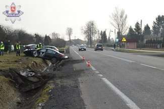 Zasnęła w czasie jazdy i wpadła do rowu. Dwie osoby w szpitalu