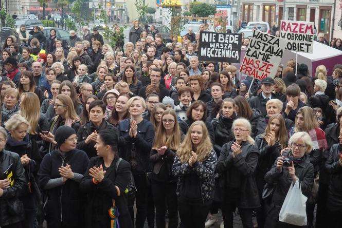 Kobiety po raz kolejny wyjdą na ulicę. Tak wyglądał Czarny Protest w październiku ubiegłego roku