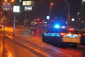 Pijany pieszy wpadł pod samochód. Trafił do szpitala