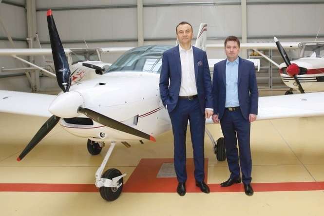 W Ministerstwie Infrastruktury i Budownictwa umowę w sprawie dotacji na szkolenie lotnicze podpisał rektor Arkadiusz Teofil, a towarzyszył mu Łukasz Puzio (z prawej), dyrektor Centrum Lotniczego PWSZ. W tle kupiony w ubiegłym roku samolot PS 28 Cruiser<br />
