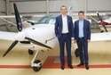 W Ministerstwie Infrastruktury i Budownictwa umowę w sprawie dotacji na szkolenie lotnicze podpisał rektor Arkadiusz Teofil, a towarzyszył mu Łukasz Puzio (z prawej), dyrektor Centrum Lotniczego PWSZ. W tle kupiony w ubiegłym roku samolot PS 28 Cruiser
